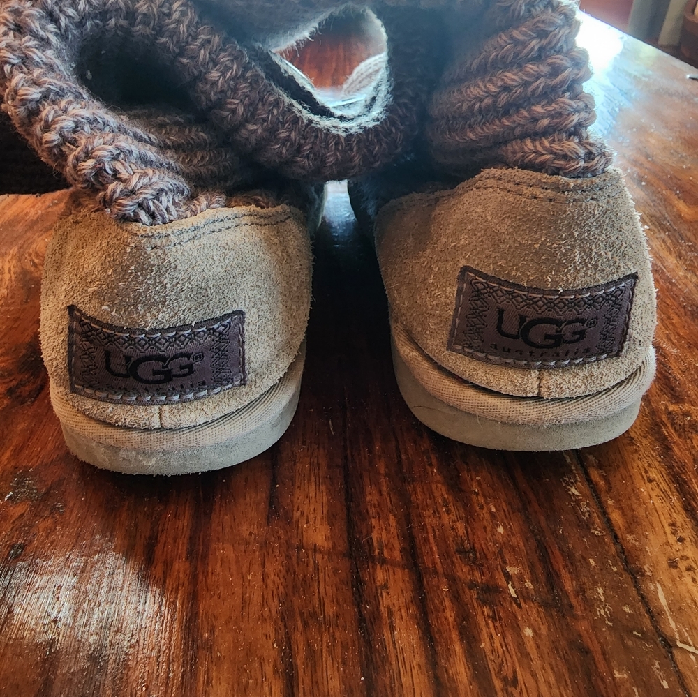 UGG - Picture 2 of 4